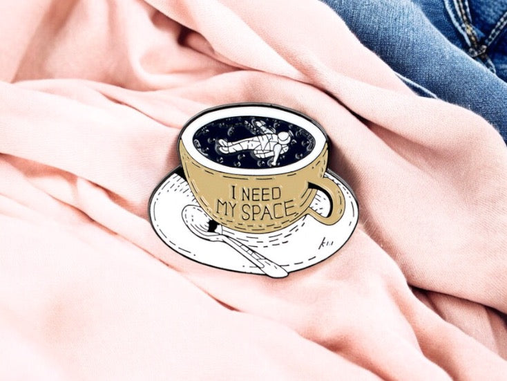 Pin's Broche Email | Astronaute dans Tasse de Café | I need My Space | Kawaii | Cosmonaute Coffee