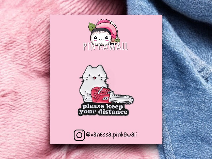 E-Mail-Brosche | Katzenkettensäge | Humor Bitte Abstand halten | Niedlich | Spaß | Kawaii