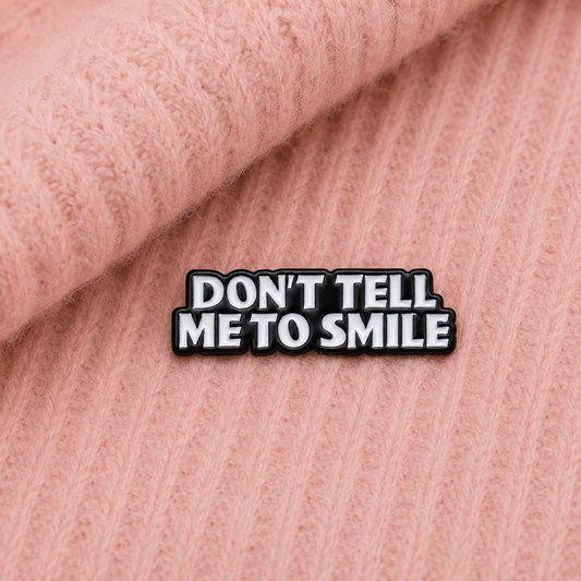 Pin’s Don’t Tell Me to Smile | Pin féministe noir et blanc