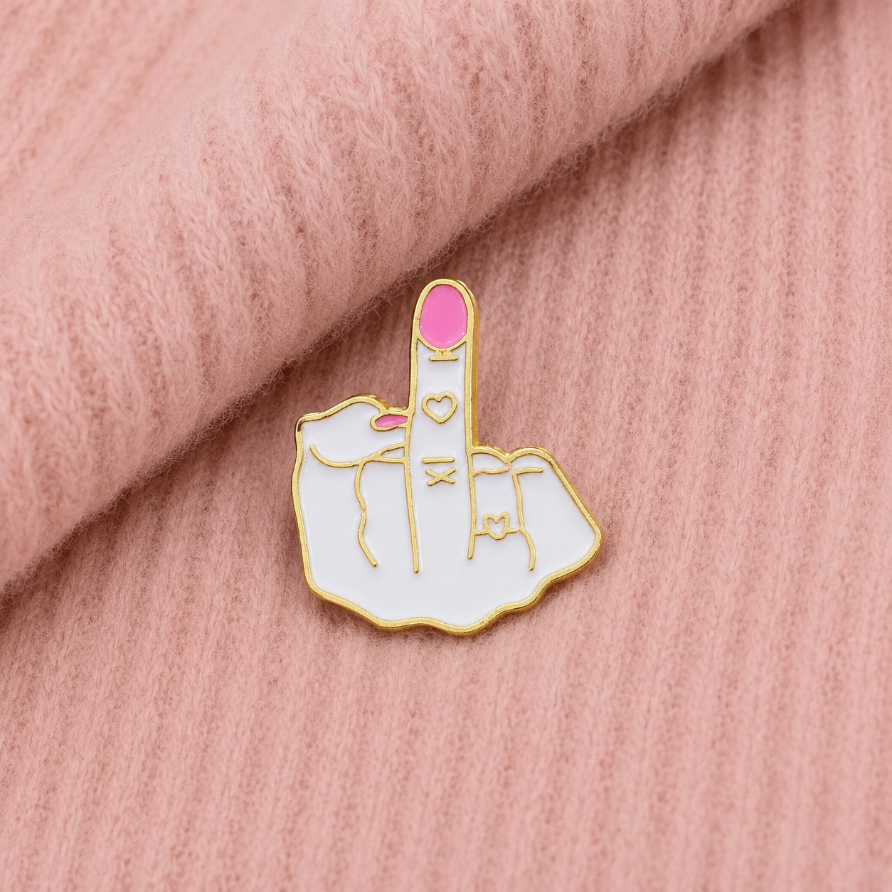 Pin’s doigt d’honneur blanc et doré | Pin féministe