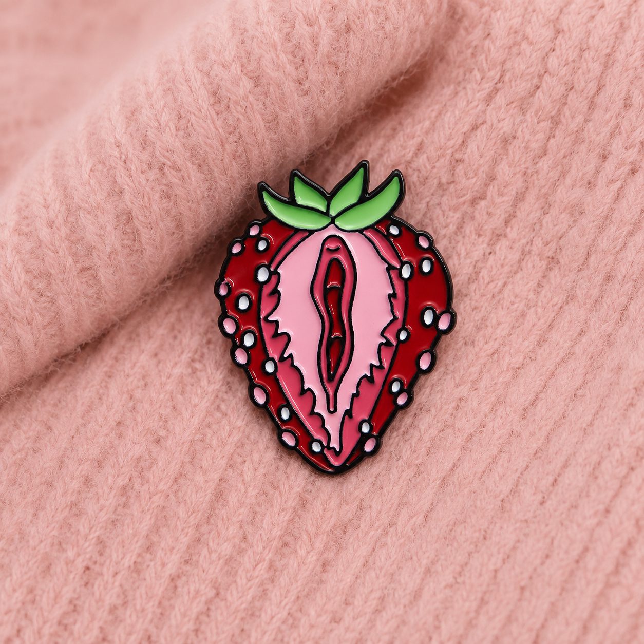 Pin’s féministe fraise vulve | Pin original et engagé