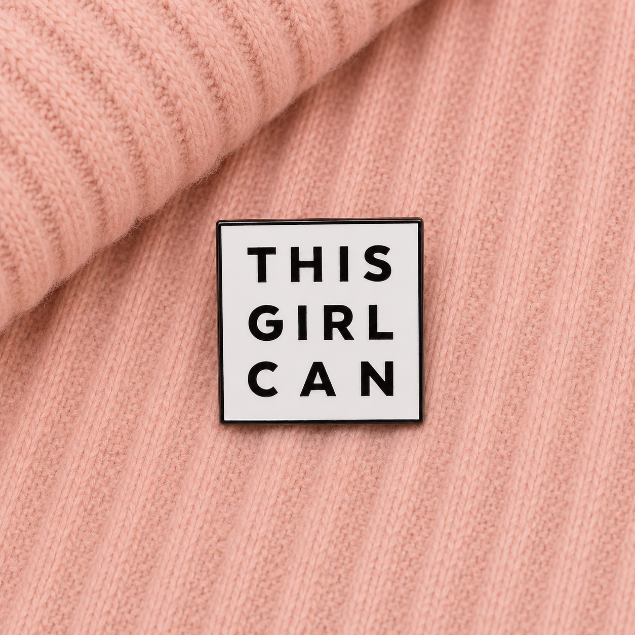 Pin’s This Girl Can noir et blanc | Pin féministe