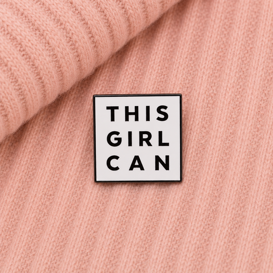 Pin’s This Girl Can noir et blanc | Pin féministe