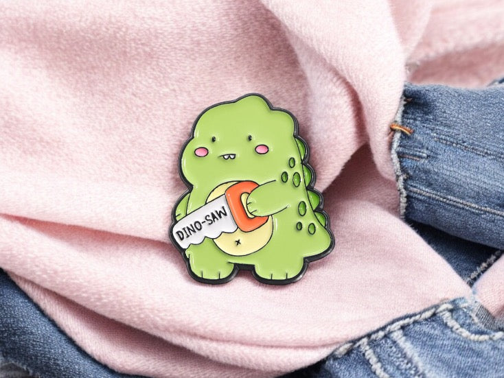 Pin's Broche Email | Dino Tronçonneuse | Dino Saw | Mignon | Fun | Kawaii