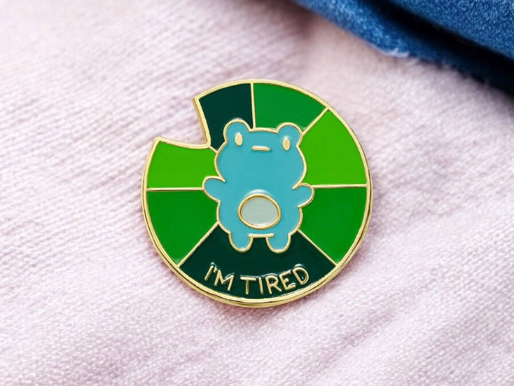 Pin's Broche Email | Je suis Fatigué | Amoureux des Grenouilles | Grenouille | Kawaii | Fun | Humour