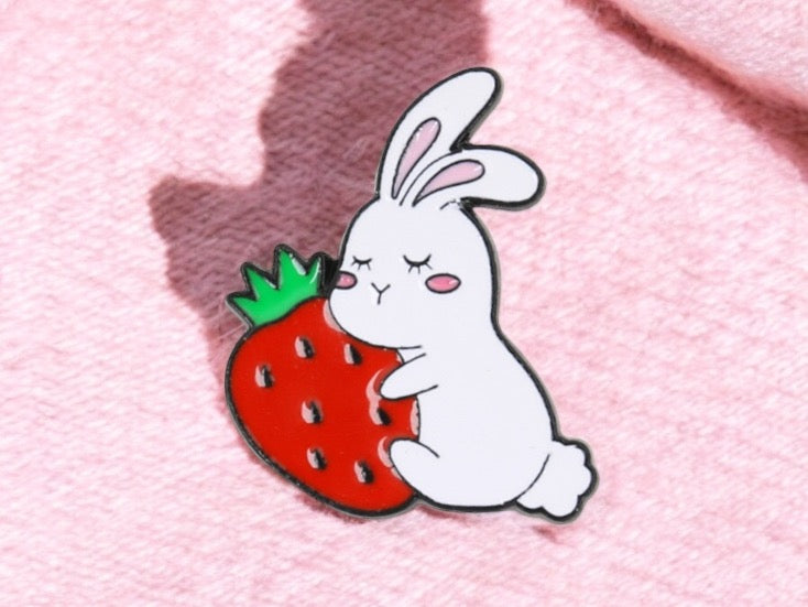 Pin's Broche Email | Lapin avec Fraise | Mignon | Animaux | Kawaii