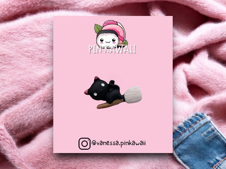 Pin-Brosche | Katze auf Besen | Schwarze Katze | Harz-Pin | Kawaii