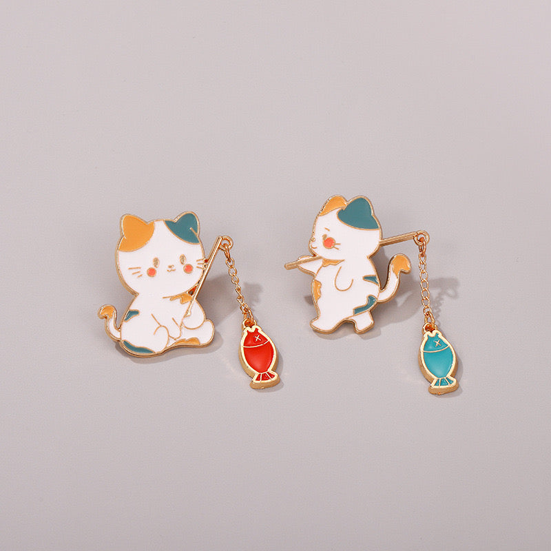 Pin's Broche Email | Chat Cane à Peche Poisson Rouge ou Bleu | Kawaii | Mignon