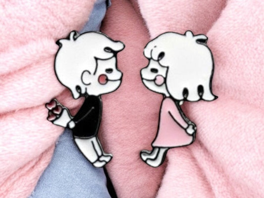 Lot de 2 Pin's Broche Email | Couple d'enfants | Amoureux | Amour Offrir Fleurs | Kawaii | Fun