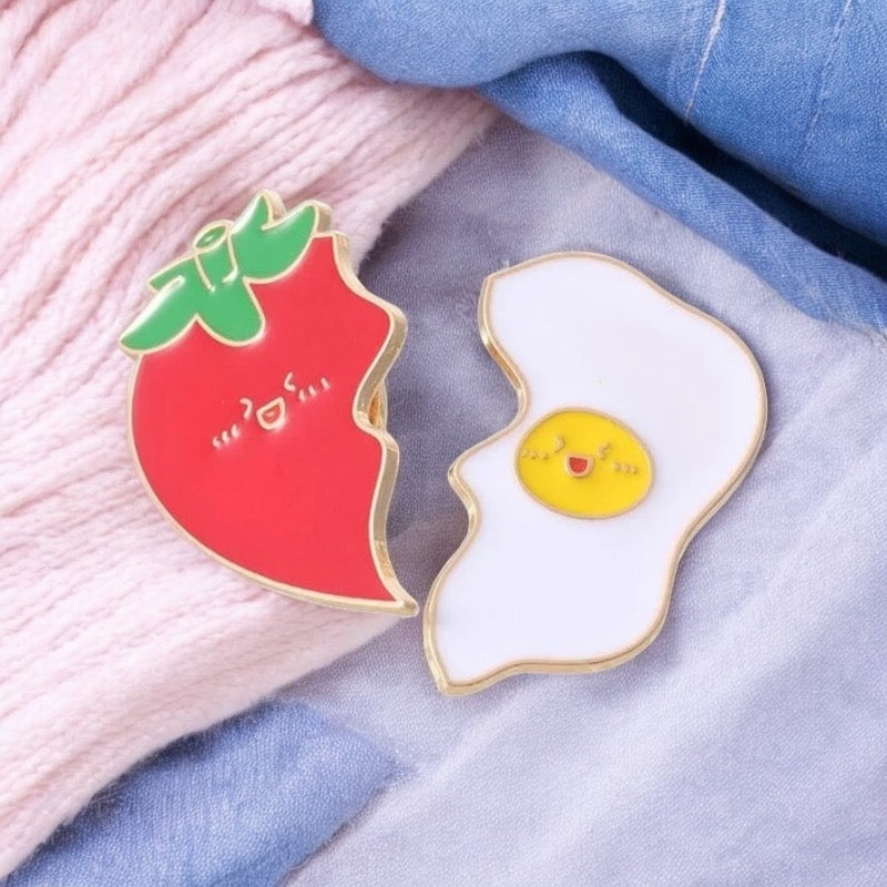 Lot de 2 Pin's Broche Email | A partager | Oeuf Ketchup Tomate couper en 2 | BFF ou Couple | Kawaii | Mignon