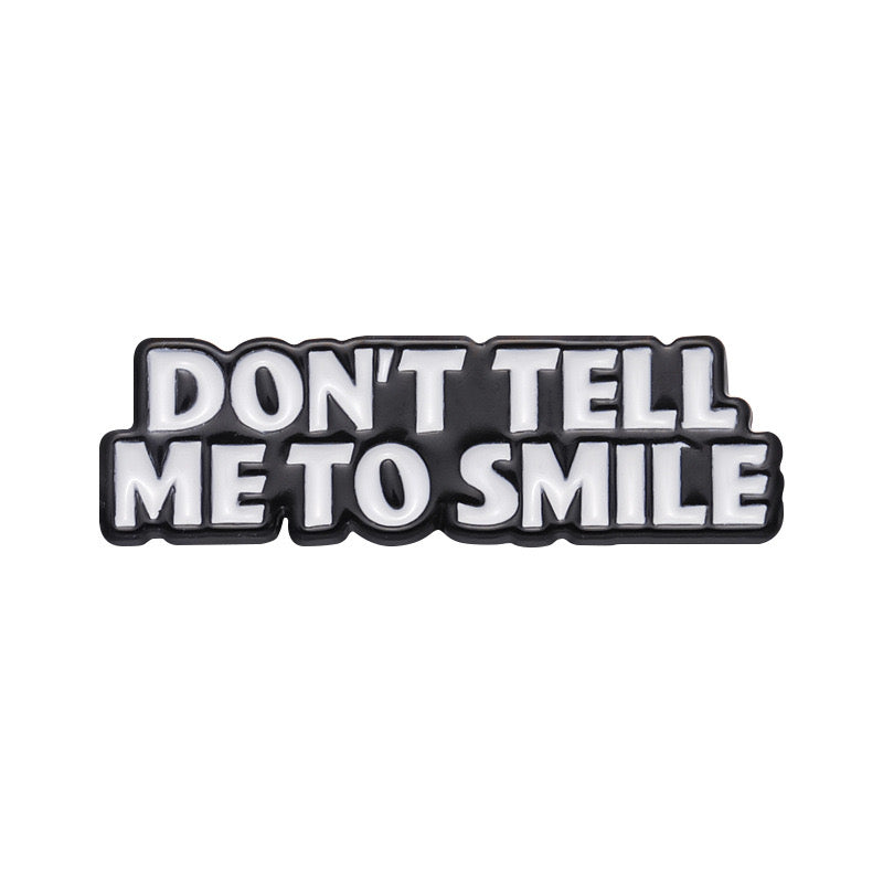 Pin’s Don’t Tell Me to Smile | Pin féministe noir et blanc