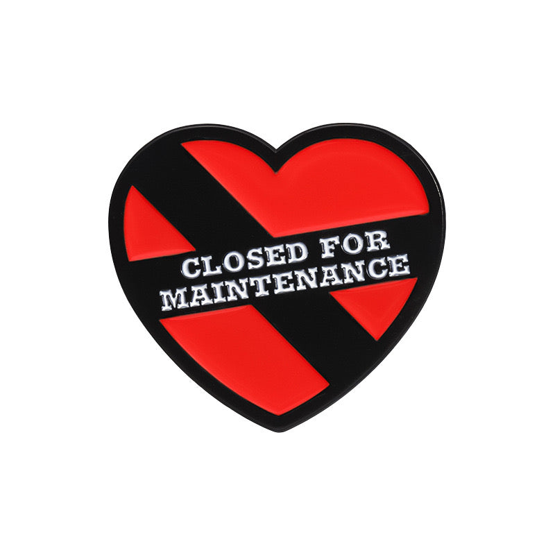 Pin’s cœur Closed for Maintenance | Pin drôle et original
