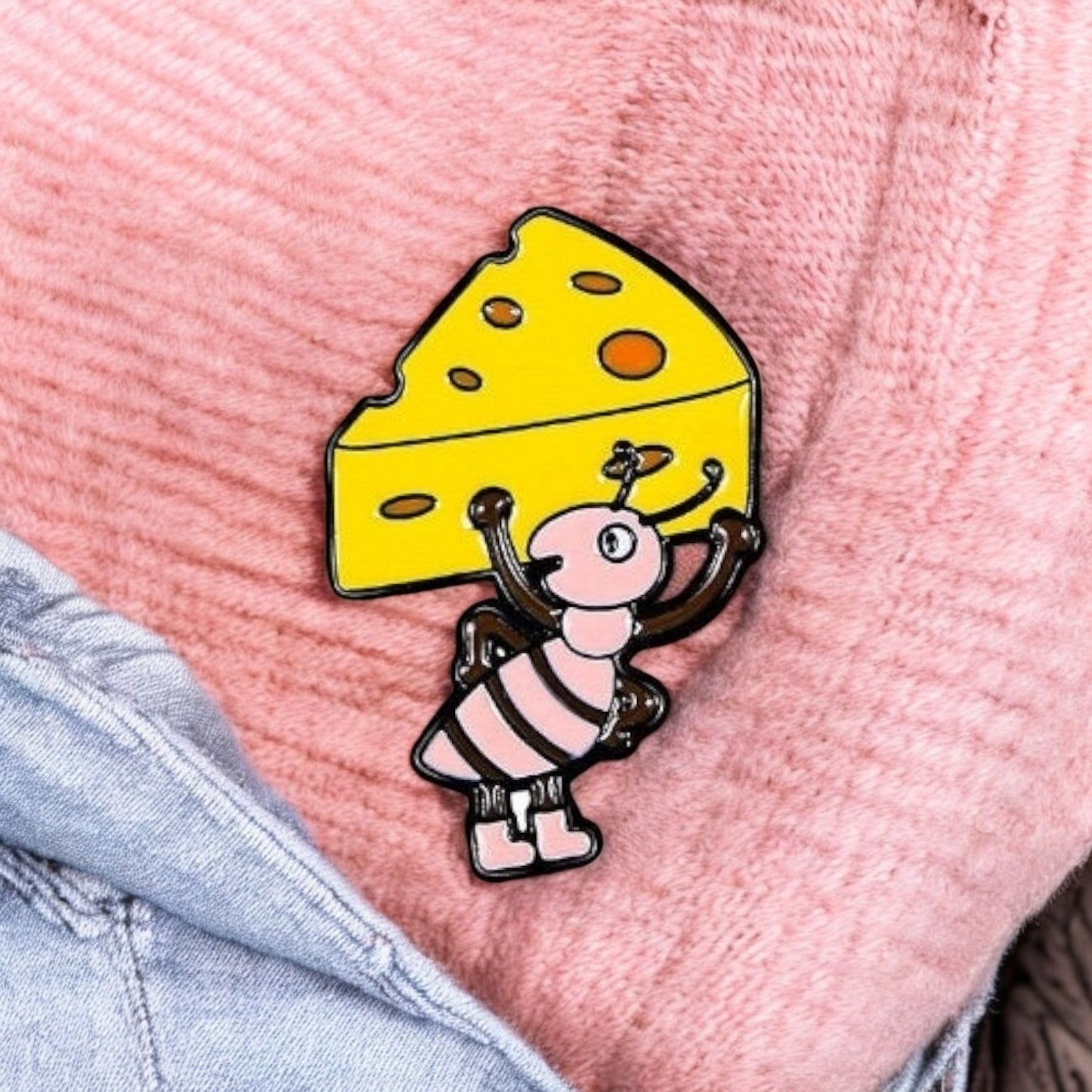 Pin's Broche Email | Fourmi qui porte un Fromage | Kawaii | Fun Dessin Animé