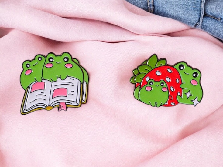 Pin's Broche Email | Grenouille Fraise ou Livre | Amoureux des Grenouilles | Kawaii | Fun | Mignon Dessin Animé