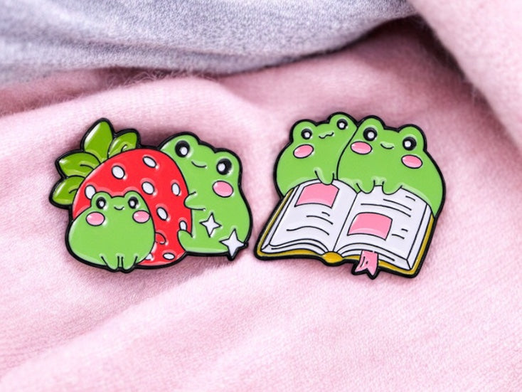 Pin's Broche Email | Grenouille Fraise ou Livre | Amoureux des Grenouilles | Kawaii | Fun | Mignon Dessin Animé