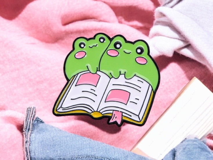 Pin's Broche Email | Grenouille Fraise ou Livre | Amoureux des Grenouilles | Kawaii | Fun | Mignon Dessin Animé