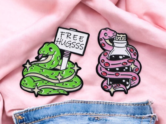 Pin's Broche Email | Serpent Magique Free Hugs | Potion Magique | Sérum d'amoureux | Sorcier | Kawaii