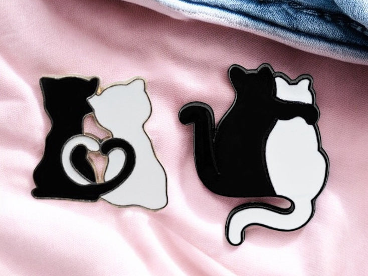 Pin's Broche Email | Coeur Calin Chat Amoureux | Cute Mignon | Humour Fun Amoureux des Animaux | Kawaii Noir et Blanc