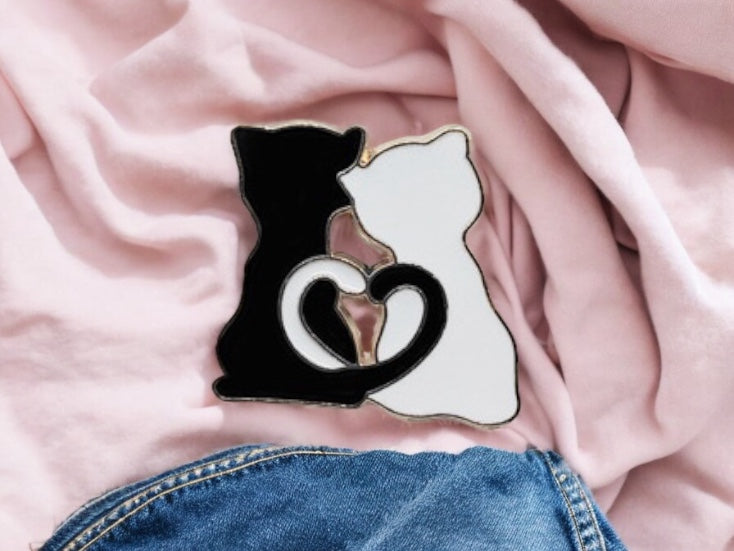 Pin's Broche Email | Coeur Calin Chat Amoureux | Cute Mignon | Humour Fun Amoureux des Animaux | Kawaii Noir et Blanc