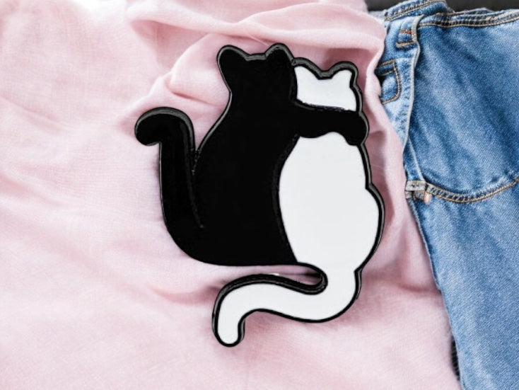 Pin's Broche Email | Coeur Calin Chat Amoureux | Cute Mignon | Humour Fun Amoureux des Animaux | Kawaii Noir et Blanc