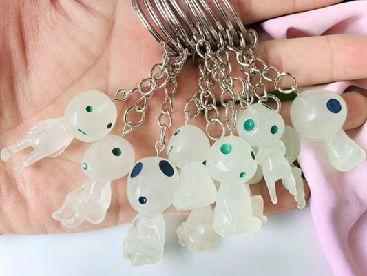 Porte Clés | Mononoké | Kodama | Esprit de la Forêt | Kawaii | Mignon | Pendentif Sac | Métal Argent Phosphorescents