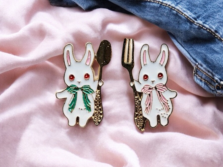 Lot de 2 Pin's Broche Email | A partager ou Non | Lapin Mignon Cuillère Fourchette | BFF ou Couple | Kawaii | Mignon