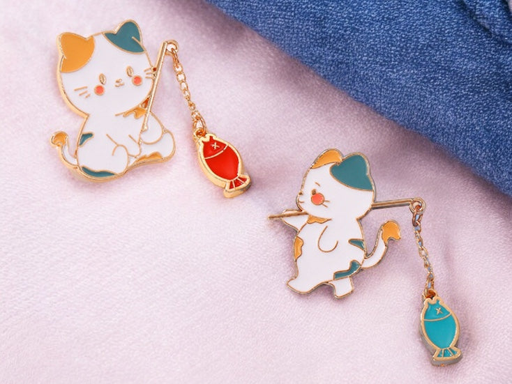 Lot de 2 Pin's Broche Email | A partager ou Non | Chat Cane à Peche Poisson Rouge ou Bleu | BFF ou Couple | Kawaii | Mignon