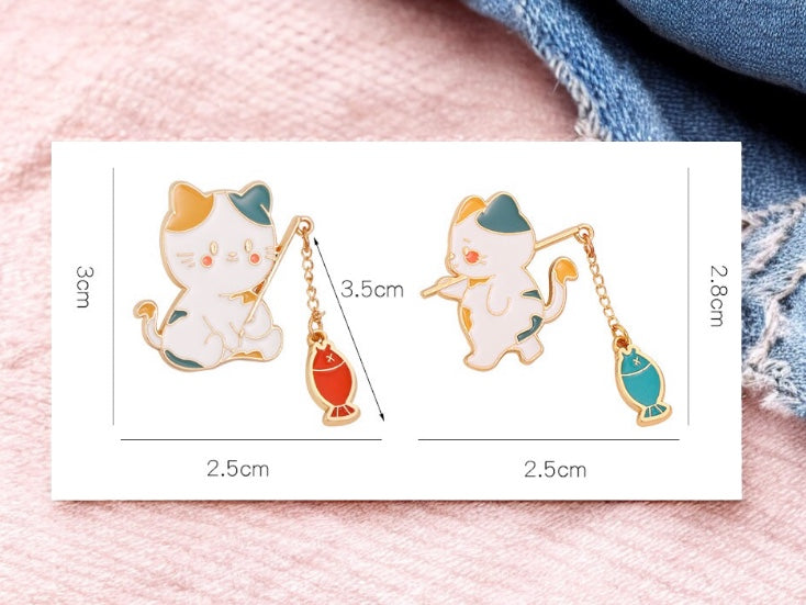 Lot de 2 Pin's Broche Email | A partager ou Non | Chat Cane à Peche Poisson Rouge ou Bleu | BFF ou Couple | Kawaii | Mignon