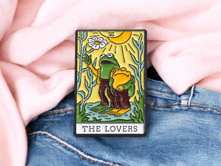 Pin's Broche Email | Tarot Grenouilles Kawaii Les Amoureux | Carte de Tarot The Lovers | Kawaii | Fun | Humour