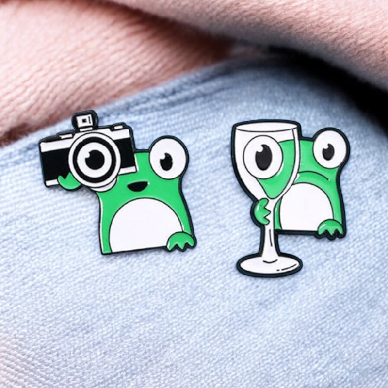 Pin's Broche Email | Grenouille Verre Vin ou Appareil Photo | Grenouille | Kawaii | Fun | Humour Amoureux des Grenouilles