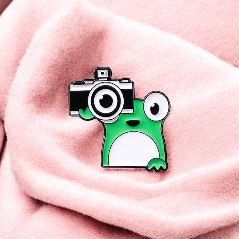 Pin's Broche Email | Grenouille Verre Vin ou Appareil Photo | Grenouille | Kawaii | Fun | Humour Amoureux des Grenouilles