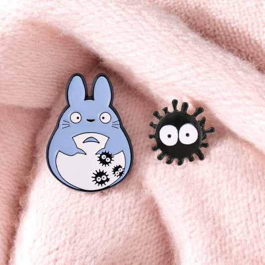 Lot de 2 Pin's Broche Email | Petite Bête Noire et Chat Lapin Gris | Totoro | Kawaii Mignon