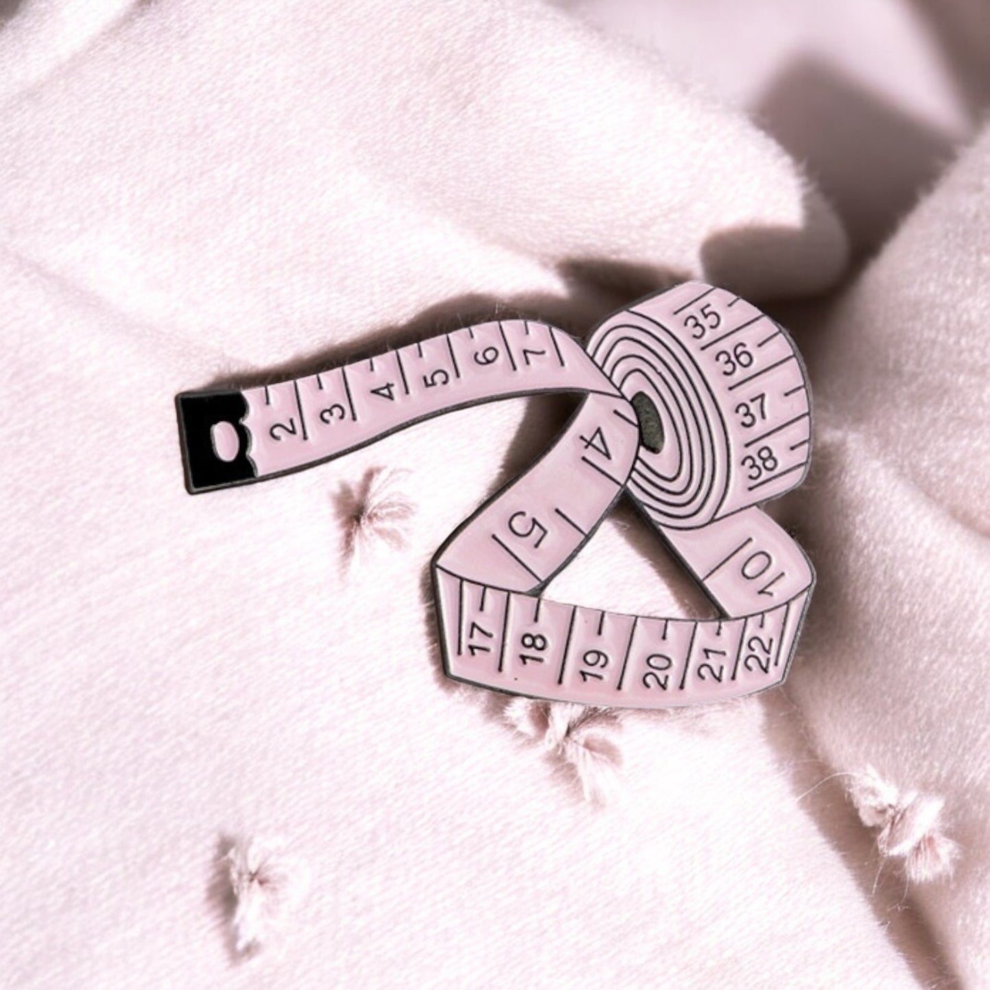 Pin's Broche Email | Mesure Centimètre de Couture | Rose | Mètre de couturière | Kawaii