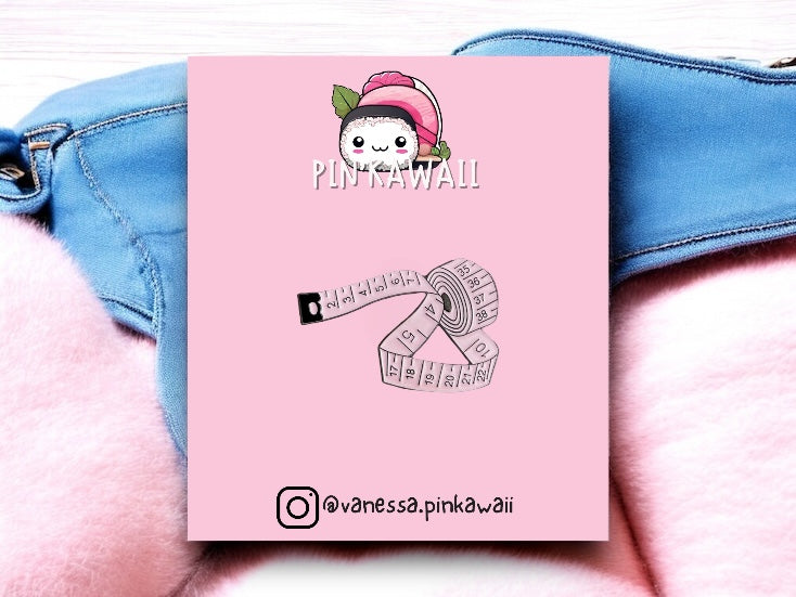 Pin's Broche Email | Mesure Centimètre de Couture | Rose | Mètre de couturière | Kawaii