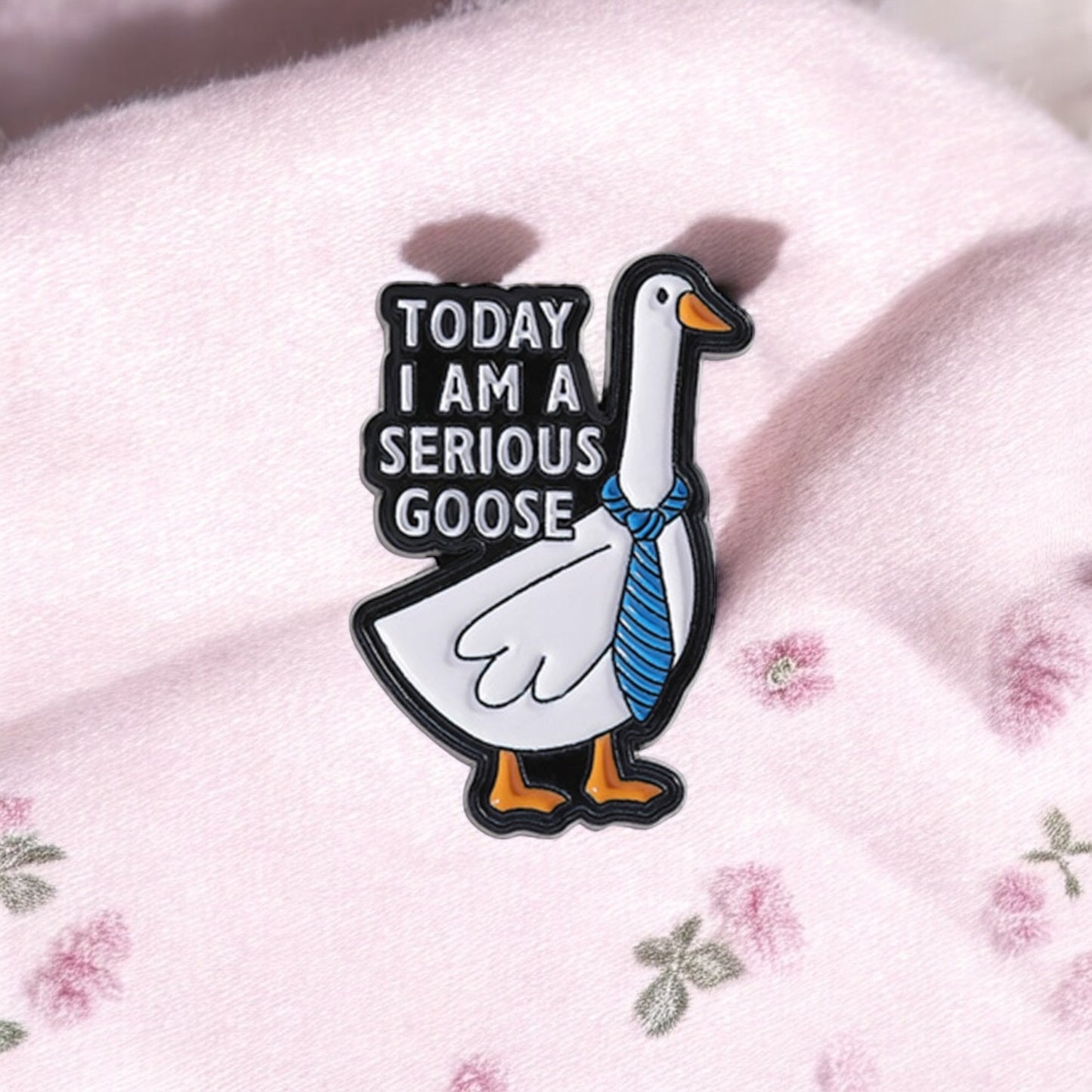 Pin's Broche Email | Canard Serious Goose | Costume | Humour | Mignon | Fun | Kawaii