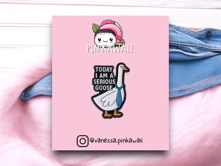Pin's Broche Email | Canard Serious Goose | Costume | Humour | Mignon | Fun | Kawaii