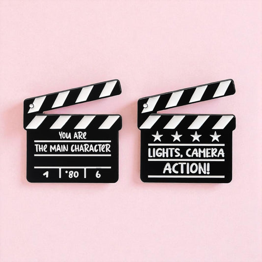 Pin's Broche Email | Clap Film | Main Character ou Action | Mignon Kawaii | Fun | Humour