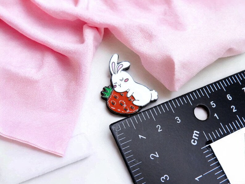 Pin's Broche Email | Lapin avec Fraise | Mignon | Animaux | Kawaii