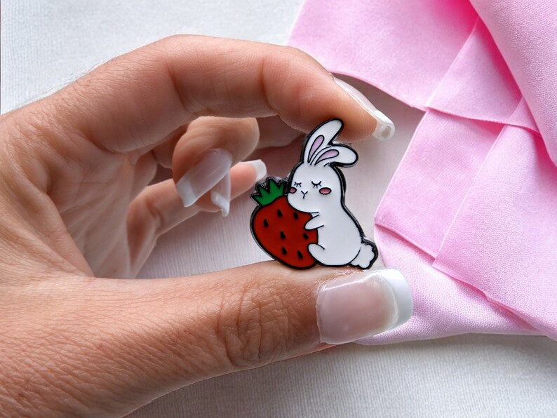 Pin's Broche Email | Lapin avec Fraise | Mignon | Animaux | Kawaii