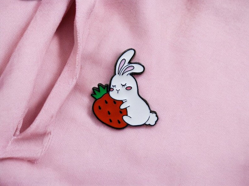 Pin's Broche Email | Lapin avec Fraise | Mignon | Animaux | Kawaii