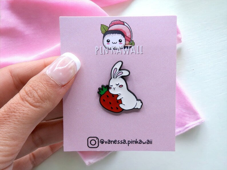 Pin's Broche Email | Lapin avec Fraise | Mignon | Animaux | Kawaii