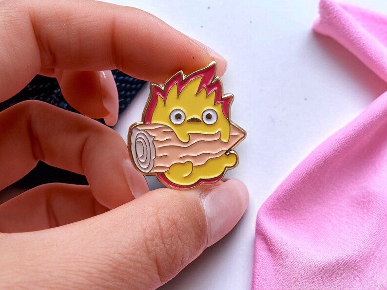 Pin's Broche Email | Chateau Ambulant | Calcifer Démon du Feu | Kawaii | Mignon