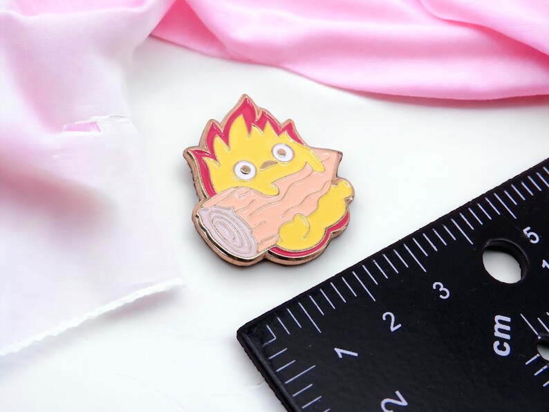 Pin's Broche Email | Chateau Ambulant | Calcifer Démon du Feu | Kawaii | Mignon