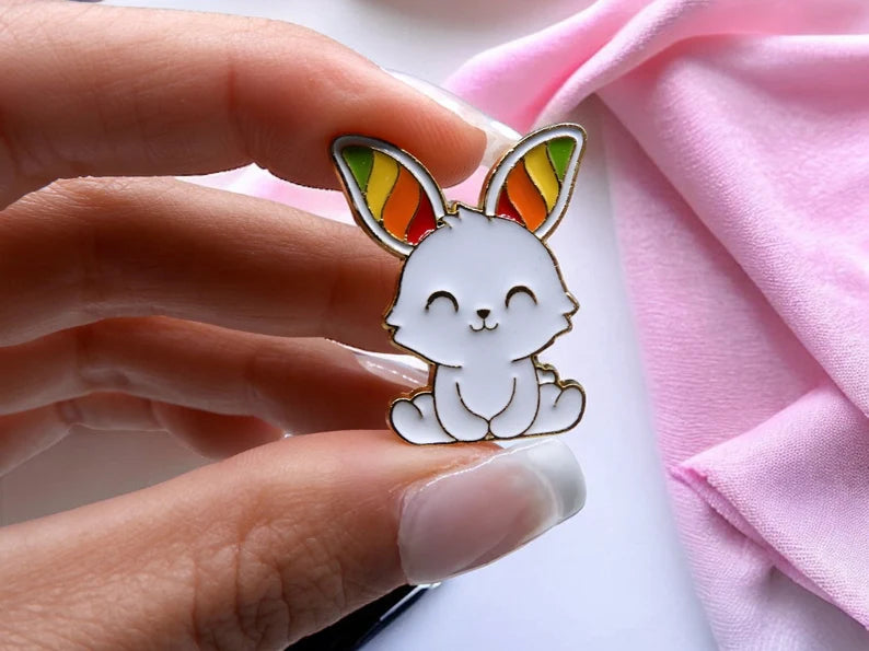 Pin's Broche Email | Lapin ou Grenouille | Arc en Ciel | Rainbow | Kawaii | Fun | Humour