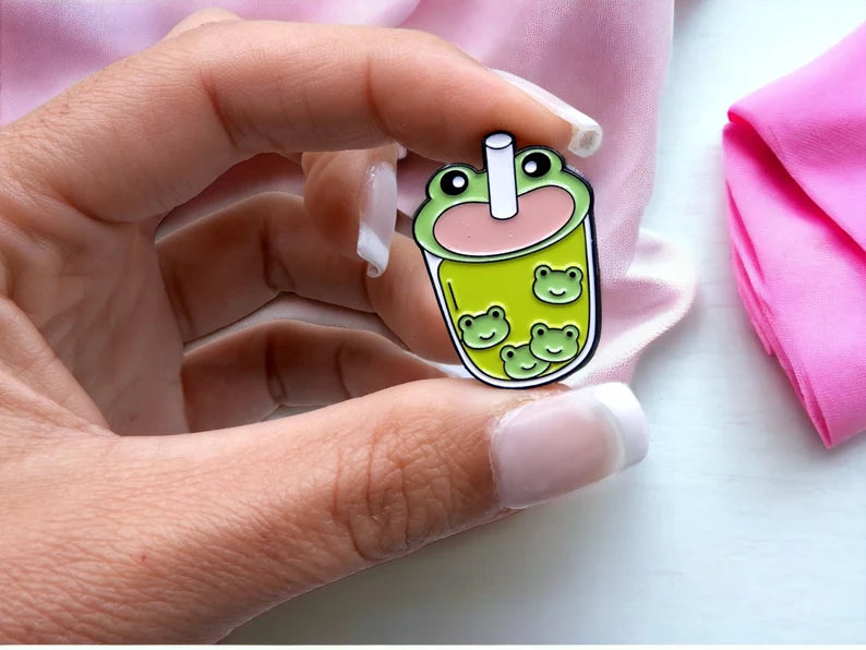 Pin's Broche Email | Boisson Smoothie | Sirop | Grenouille | Kawaii | Fun | Humour