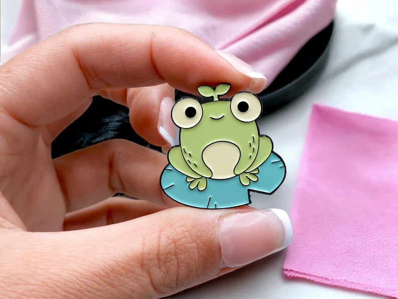 Pin's Broche Email | Grenouille Fleur de Lotus | Grenouille Oasis | Kawaii | Fun | Humour