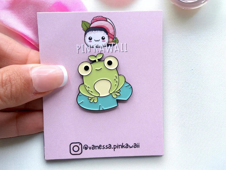 Pin's Broche Email | Grenouille Fleur de Lotus | Grenouille Oasis | Kawaii | Fun | Humour