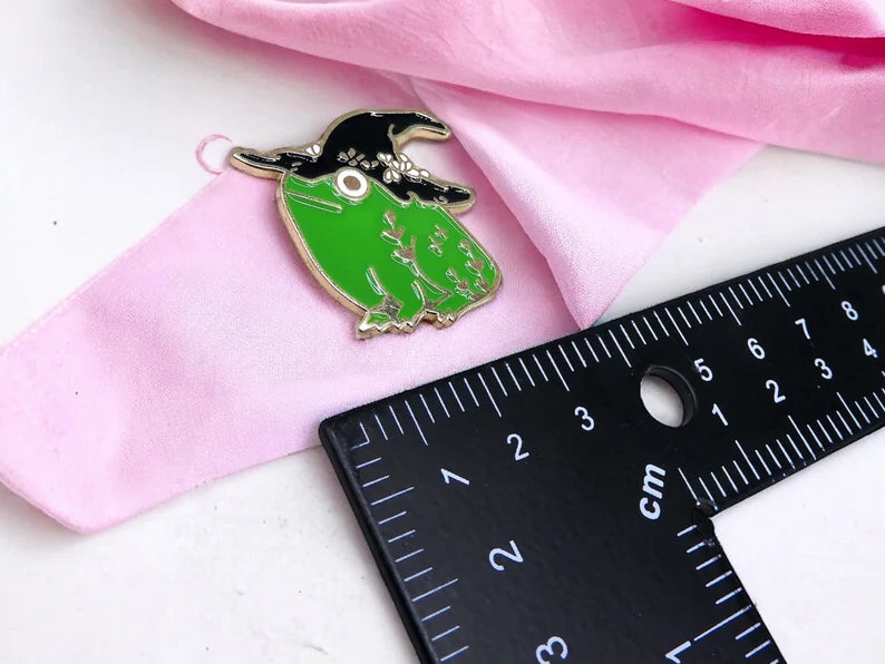 Pin's Broche Email | Grenouille Sorcier | Chapeau de Sorcier | Magie | Kawaii | Fun | Humour