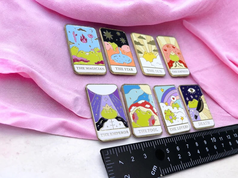 Pin's Broche Email | Tarot Grenouilles Kawaii | Carte de Tarot | Kawaii | Fun | Humour