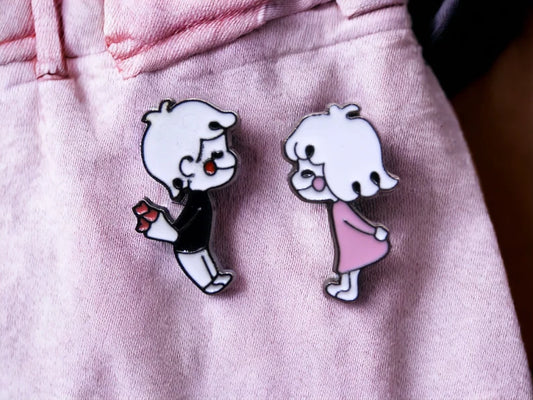 Lot de 2 Pin's Broche Email | Couple d'enfants | Amoureux | Amour Offrir Fleurs | Kawaii | Fun